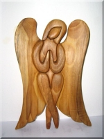 Sitzengel aus Holz. 24 cm