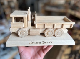 LKW Geschenk auf der Basis aus Holz