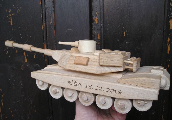 Militärtank aus Holz